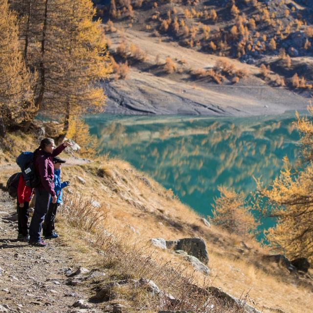 Sortie sur la thématique de la géologie avec Christiane Ray-Anezin au lac d'Allos sur la commune du même nom. Enfant des glaciers de l'ère quaternaire, le lac est issu de la fonte des neiges et de sources, le lac d Allos d'une superficie de 54ha, atteint la pr